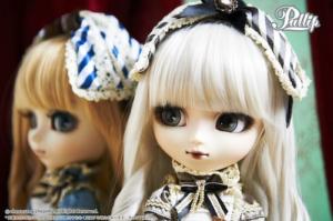 Pullip Classical Alice et Pullip Classical Alice Sepia Version 