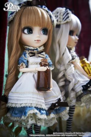 Pullip Classical Alice et Pullip Classical Alice Sepia Version 